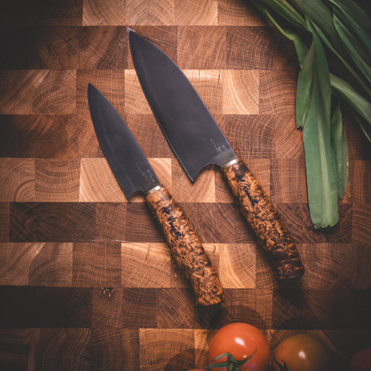 Handmade kitchen knife from Roselli, inspired by Japanese cuisine. Featuring a curly birch handle and a carbon steel blade, it comes with a handcrafted leather sheath.